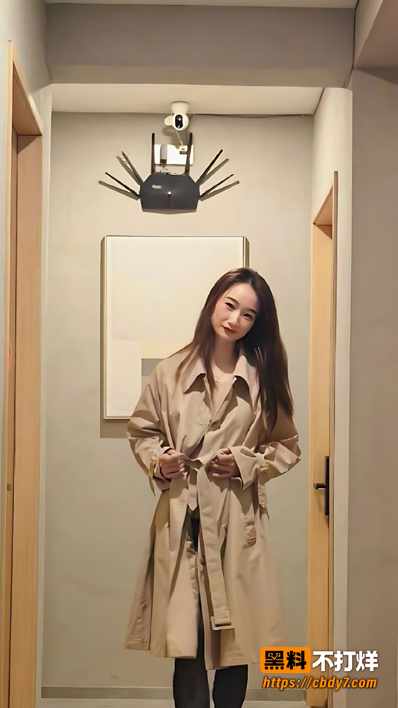 熟女粉衣脱到全裸平躺在床被大手揉1